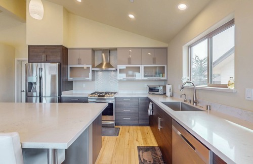 Tahoe Keys House | New-Build Tahoe Keys Haven w/Pool Table, Decks & Mountain Views - Near Beach