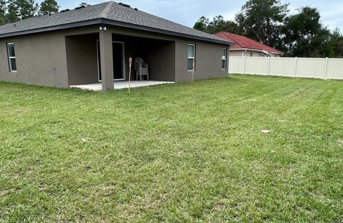 Ocala House | New Built Spacious Vacation Home with Privacy Fence & Two Entertainment Areas
