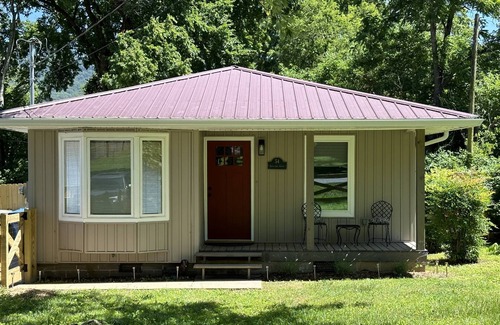 Lookout Valley Neighborhood Association House | NEW Bungalow - Fenced yard - 30+ day rental - View of Lookout Mountain - Chattanooga