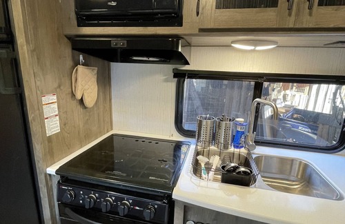 Union House | New Camper with a Hot Tub and Pool: Great For Families or a Romantic Weekend.