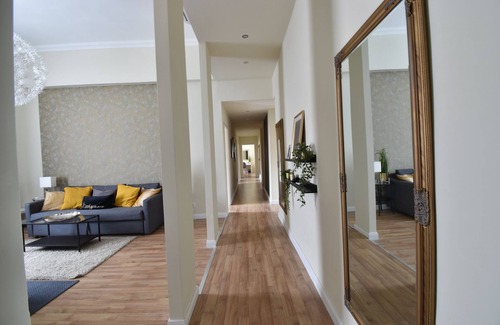 Nepszinhaz negyed Apartment | New central 5 bedroom 5 bathroom