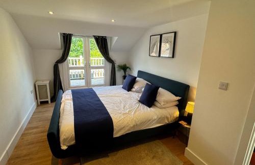 Maidstone Apartment | New! Central Penthouse, King Size Bed & Balconies