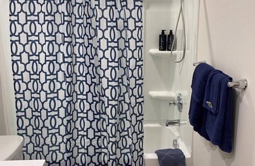 Winchester House | New Charming 3-bedroom townhome with WiFi and AC in Winchester