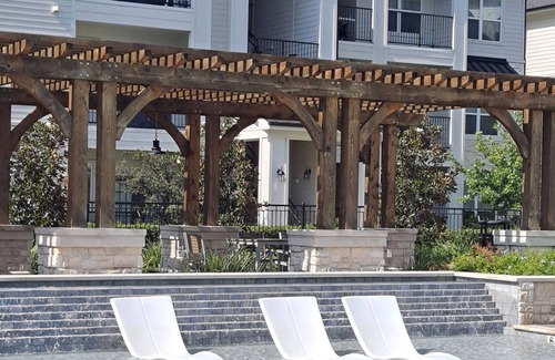 Humble Apartment | New, charming,upscale with gym, pool and private patio 15 minutes from Airport