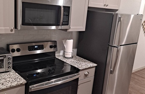 Humble Apartment | New, charming,upscale with gym, pool and private patio 15 minutes from Airport