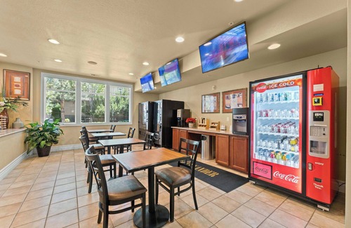 Reno/Tahoe Airport Apartment | NEW Chic 2BR Stay with Heated Pool, Gym & Mini Golf