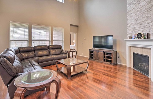 Lake Houston House | NEW! Chic Houston Home - Furnished Patio + Grill!