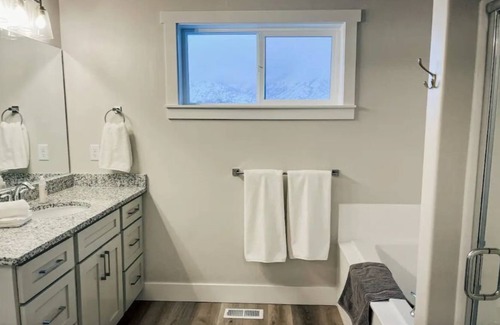 North Logan House | New & Clean 3BR/2.5BA Townhome