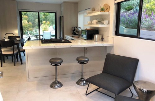 Thousand Oaks House | New Contemporary in a Parklike setting 2-bed 2-bath in amazing TO fast WiFi, AC