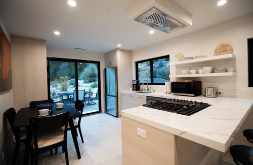 Thousand Oaks House | New Contemporary in a Parklike setting 2-bed 2-bath in amazing TO fast WiFi, AC