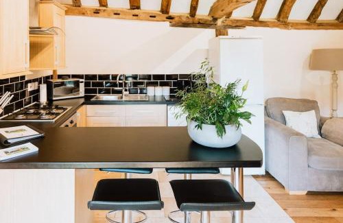 Cranbrook House | NEW Cosy cottage - Lake view & Log Burner - Dog proof garden