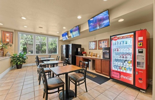 Reno/Tahoe Airport Apartment | New Cozy 1BR Apt with Gym, Sauna & Heated Pool Access