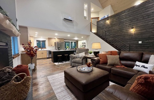 Ashford Cabin | New! Cozy Cabin w/Smokeless Firepit, EV & Spa!