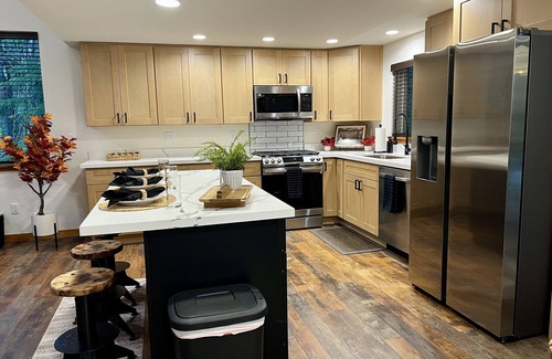 Ashford Cabin | New! Cozy Cabin w/Smokeless Firepit, EV & Spa!