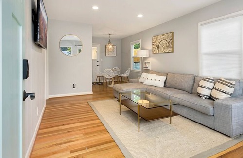Shoreline House | NEW Cozy NE Seattle/Shoreline Updated Home | Fiber Wifi & Fenced Yard | 16min→DT