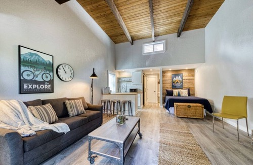Sunriver Apartment | New! Cozy! Sunriver Condo with Pool Sharc Passes!