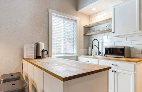 Sunriver Apartment | New! Cozy! Sunriver Condo with Pool Sharc Passes!