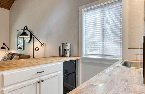 Sunriver Apartment | New! Cozy! Sunriver Condo with Pool Sharc Passes!