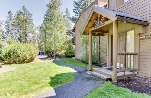 Sunriver Apartment | New! Cozy! Sunriver Condo with Pool Sharc Passes!