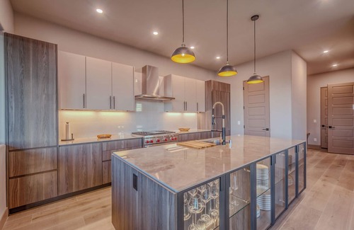 Alto House | New Custom Home with 360 mountain views sitting on #1 golf course in NM!