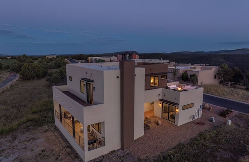 Alto House | New Custom Home with 360 mountain views sitting on #1 golf course in NM!