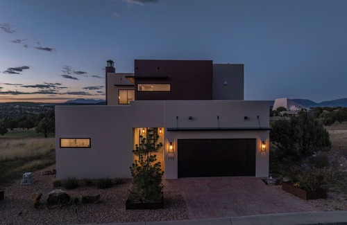 Alto House | New Custom Home with 360 mountain views sitting on #1 golf course in NM!