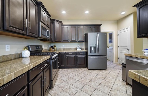 Twin Falls House | NEW, Desirable location, Sleeps 7! Garage Parking!
