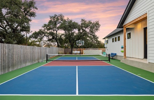 Dripping Springs House | -NEW-Downtown DRIPn Pool/Spa/Golf/Pickleball/30Guests