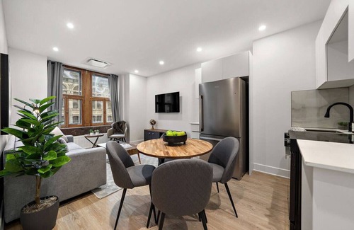 International District Apartment | New Downtown MTL Old port 2 BR 2 BA + Parking
