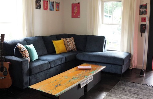 Tupelo House | NEW DOWNTOWN TUPELO- HOUND DOG BUNGALOW -ROCK-N-ROLL themed 1BR 1B Shotgun style