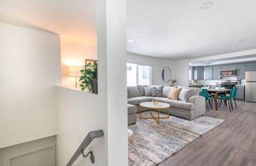 Alhambra Condo | New DT Alhambra Family Vacation Home with King Bed