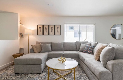 Alhambra Condo | New DT Alhambra Family Vacation Home with King Bed