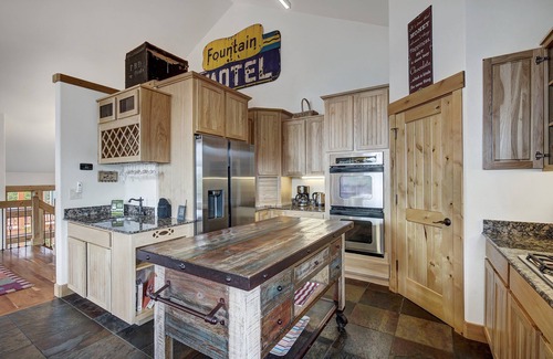 Woodmoor Cabin | NEW Emmett's Peak in Breck, Forest & Mountain Views, 5min drive to Slopes/Downtown, Hot Tub