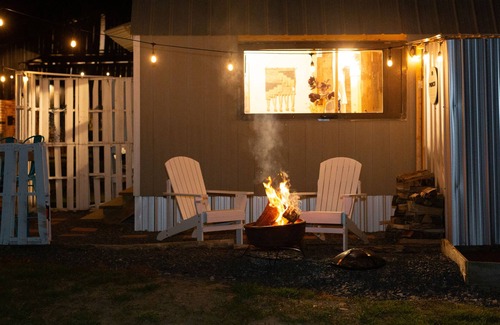 Newport House | NEW! English Creek Hideaway- Little Black Barn with Community Barn