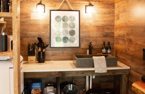 Newport House | NEW! English Creek Hideaway- Little Black Barn with Community Barn