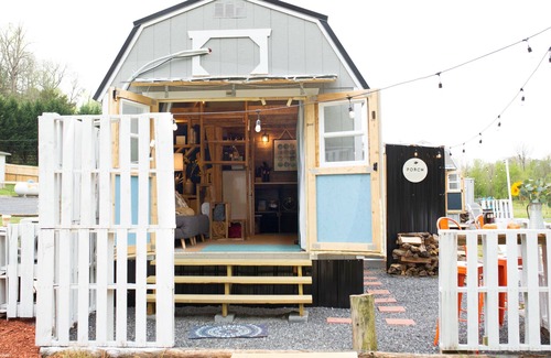 Newport House | NEW! English Creek Hideaway- Little Black Barn with Community Barn