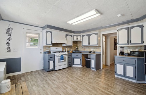 Scranton Apartment | NEW ! " Extended Stay " 2 bed spacious retro flow with fire place -min from DT