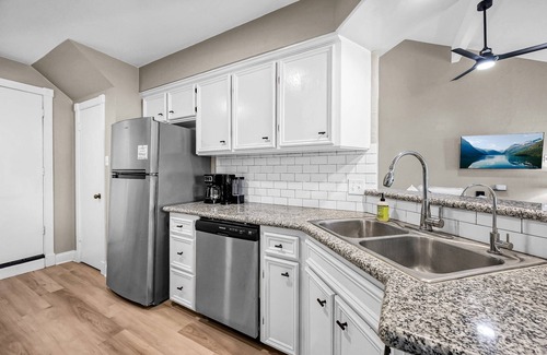 April Sound Condo | NEW! Festival Stay Near Lake Conroe – Close to Marinas, Dining & Downtown Montgomery
