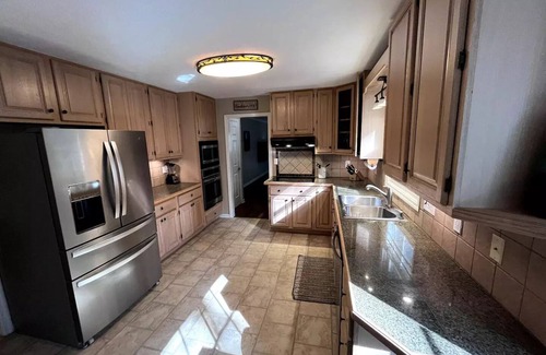 Oak Ridge House | -NEW- Green Cedar Lodge, Nature Lovers Dream! Hot Tub, FirePit, BBQ