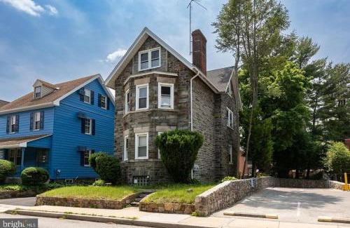 Bryn Mawr Apartment | New! Ground-level 2b2b In Bryn Mawr W Parking!