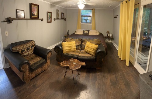 Tate House | New Guest suite located in Jasper with a mountian view and fire pit