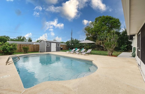 West Melbourne House | NEW ★HEATED Pool, beach ★ 4-3, Patio, Firepit, Family friendly , Space Complex