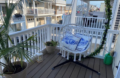 Long Beach House | New home 1 block from Beach & restaurants/bars. West End