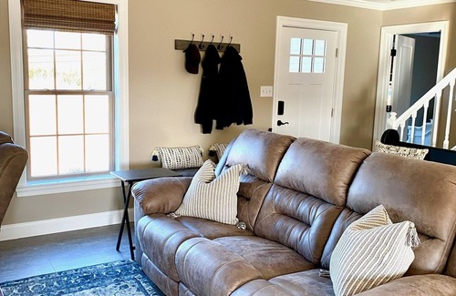 Saugerties House | New Home, 2 Bd, 2.5 Bath, open floorplan, sleeps 6.
