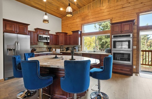 Castle Glen Estates House | NEW HOME - HUGE GREAT ROOM, 2 MASTER SUITES, SPA, PACMAN. ALL 5 STAR REVIEWS!