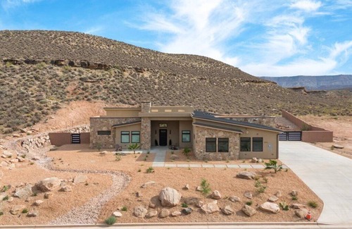 Virgin House | New home! Zion's Edge, Kolob Canyon, Private Pool, Hot Tub, Views!