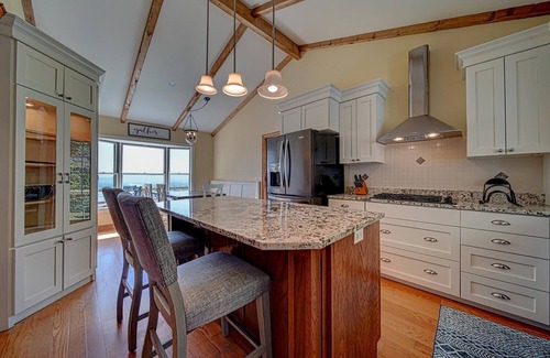 Young Harris House | New Hot tub, Firepit, and 5 mins to Lake Chatuge, breathtaking views