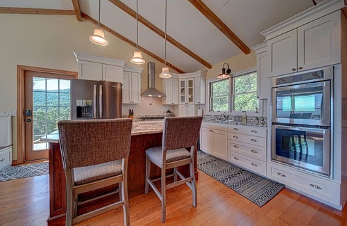 Young Harris House | New Hot tub, Firepit, and 5 mins to Lake Chatuge, breathtaking views