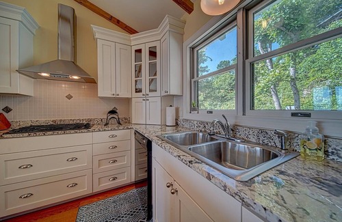 Young Harris House | New Hot tub, Firepit, and 5 mins to Lake Chatuge, breathtaking views