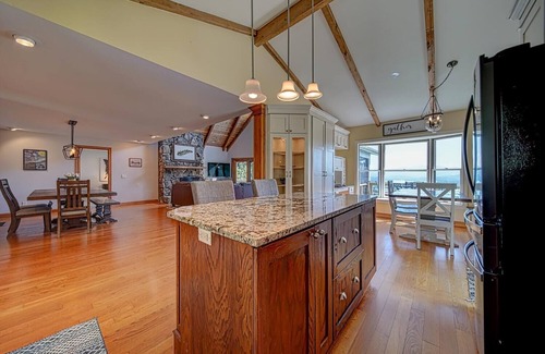 Young Harris House | New Hot tub, Firepit, and 5 mins to Lake Chatuge, breathtaking views